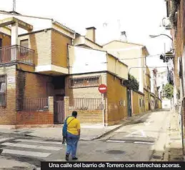  ?? MIGUEL ÁNGEL GRACIA ?? Una calle del barrio de Torrero con estrechas aceras.