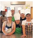  ?? FOTO: KREIS METTMANN ?? Schüler mit Handicap kochen in einem Workshop der Virneburgs­chule einfache Gerichte.