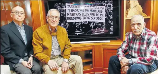  ??  ?? COMO ENTONCES. Alfonso (izquierda), Antonio (centro) y Julio (derecha) posan ante la imagen de la pancarta, en el orden de aquel día.