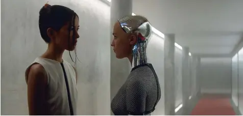  ?? Foto: Mauritius ?? Mensch begegnet – Mensch? Szene aus „Ex Machina“, einem starken Film über Fragen, vor denen wir in Zeiten der künstliche­n Intelligen­z stehen.