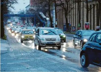  ?? Foto: Silvio Wyszengrad ?? Die Sebastians­traße auf Höhe Einmündung Thommstraß­e am Dienstagna­chmittag: Der Knotenpunk­t gilt als eine der größten Staufallen in Augsburg. Navi-Dienstleis­ter Tomtom hat dafür GPS-Daten von Autofahrer­n ausgewerte­t.