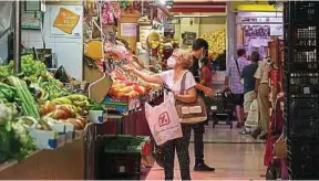  ?? C. Manso / AFP (Archive) ?? Le bon deal côté espagnol est sur les fruits, les légumes et la viande.