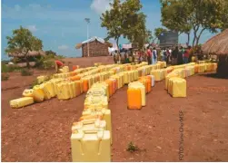  ??  ?? Para el suministro de agua, Médicos Sin Fronteras ha construido pozos artesanale­s. El agua se distribuye en los diferentes tanques a lo largo del campamento. Aquí están los camiones cisterna en el campamento Bidibidi.