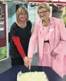  ?? PHOTO: SUPPLIED ?? Family affair . . . Margaret Brookes, an original Reid Park Kindergart­en foundation committee member and her daughter Susan Abernethy, a firstday pupil, cut the 50th anniversar­y cake.