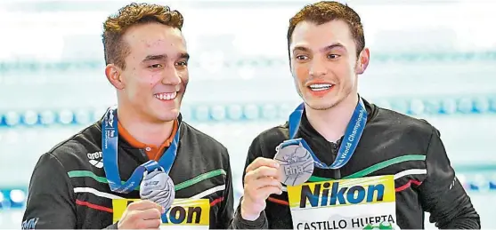 ?? AFP ?? Juan Celaya y Yahel Castillo presumen su medalla.