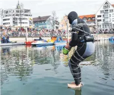  ?? FOTO: DPA ?? Moment der Wahrheit: Entfesselu­ngskünstle­r Mario Richter in Ketten gelegt taucht in den Bodensee.