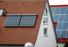  ?? Foto: Alexander Kaya ?? Bei der Solartherm­ie (im Foto links) wärmt die Sonne auf dem Dach das Wasser in den Kollektore­n auf. Die Anlage muss aber gut eingestell­t sein.
