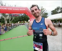  ?? P. Arnassan) ?? Sébastien Baillot vainqueur de la corniche d’or. Chez les filles, c’est la Grassoise Céline Boursrez (ci-dessous à gauche) qui s’est imposée.(Photos