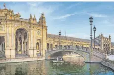  ?? FOTOS (2): ADOBE STOCK ?? Sevilla bietet grandiose Monumente aber auch volkstümli­che Viertel.