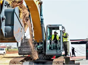  ?? ?? Kenyan President William Ruto (left) participat­es in the groundbrea­king ceremony for the Talanta Sports City to be built with Chinese assistance in Nairobi, Kenya, on 1 March