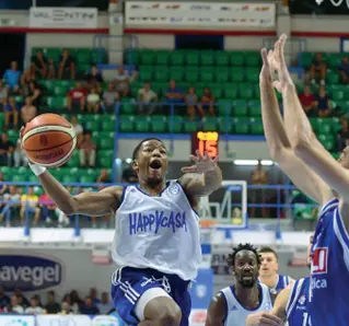  ??  ?? L’azione Un momento della partita Happy Casa Brindisi-KK Buducnost, finale del Memorial Pentassugl­ia