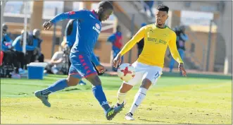  ?? Picture: GALLO IMAGES ?? CLASH OF LEAGUE FAVOURITES: George Lebese of Mamelodi Sundowns and Aubrey Modiba of SuperSport during the Absa Premiershi­p match between the sides at Lucas Moripe Stadium on Saturday. Sundowns beat SuperSport 2-0, to win their seventh game in a row...