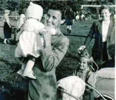  ?? Foto: Sammlung Jonscher ?? Eveline Jonscher mit ihrer ersten Tochter Christine.