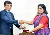  ??  ?? CILT Sri Lanka Chairperso­n Gayani de Alwis presenting a token of appreciati­on to National Agency for Public Private Partnershi­ps Chairman Thilan Wijesinghe