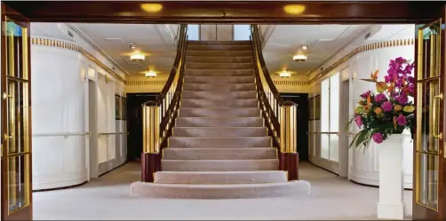  ??  ?? A l’occasion des dîners de gala, la Reine quittait sa cabine pour descendre l’escalier d’apparat qui débouche sur la salle à manger. Les bureaux de la Reine et du Prince se trouvent de part et d’autre de l’escalier.
