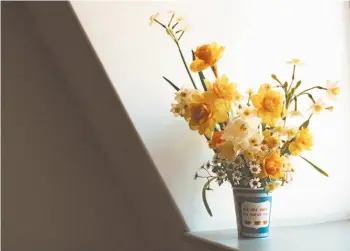  ?? Washington Post photo ?? Daisies are good to send to someone who has a casual, free-spirited style, Amy Merrick says in her new book, On Flowers: Lessons From an Accidental Florist.