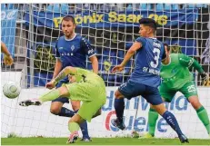  ?? FOTO: IMAGO ?? Patrick Schmidt (neongelbes Trikot) hat im Fallen irgendwie den Ball noch erwischt und bugsiert ihn zum 1:0 für den FCS in den Winkel.