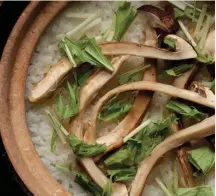  ??  ?? (left) Seasonal rice topped with matsutake mushrooms.