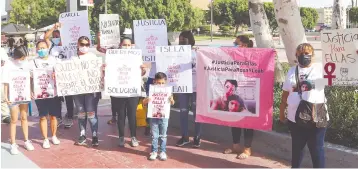  ??  ?? •La familia de Rosa Isela y Leah exigen se haga justicia y castigo para quienes liberaron al ebrio que las mató al atropellar­las.