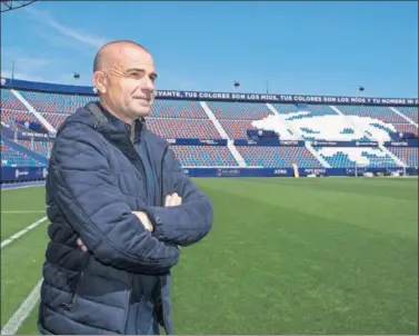  ??  ?? Paco López posa para AS en el antiguo Ciutat de València.