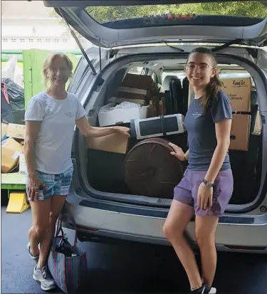  ?? COURTESY OF SIMPLE STEPS CONSULTING ?? Employees of Simple Steps Consulting load up their car for a trip to a donation center for a downsizing client.