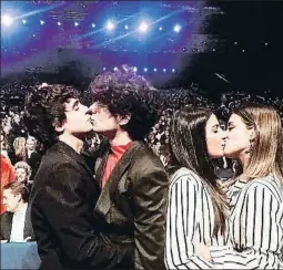  ?? @DULCEIDA ?? Beso al unísono de los Javis y Dulceida con su esposa, en los premios Gaudí