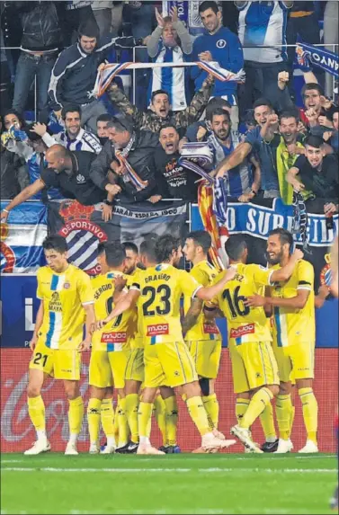  ??  ?? COMO EN CASA. Los jugadores del Espanyol celebran uno de los goles de Borja Iglesias ante la afición perica.