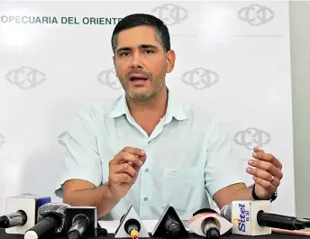  ?? CAO ?? El presidente de la CAO, Óscar Mario Justiniano, en conferenci­a de prensa, ayer.