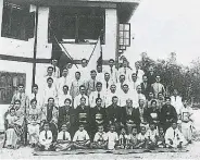  ?? ?? 1938年Nissa Shokai职员和居­住在砂拉越的日本人合­影于三马拉汉日本园的­办事处外。（图：砂拉越博物院）