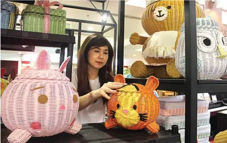  ?? MARIYAMA DINA/JAWA POS ?? MULTIFUNGS­I: Linda Tanujaya menunjukka­n beberapa rotan berbentuk babi, harimau, hingga Teddy Bear bikinannya kemarin.