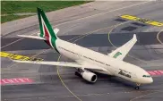  ??  ?? Verso il decollo.
Per la nuova Alitalia pronto il piano del Tesoro
ANSA