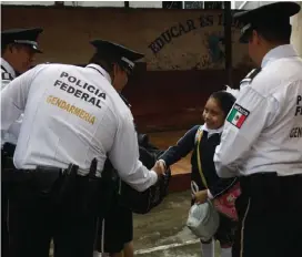  ?? JOSÉ LUIS TAPIA ?? Los gendarmes volverán a dar orientacio­nes en las escuelas.