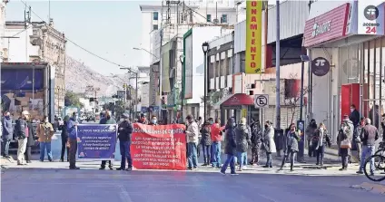  ??  ?? Los inconforme­s bloquearon el paso por la calle Aldama, frente a la Secretaría de Salud