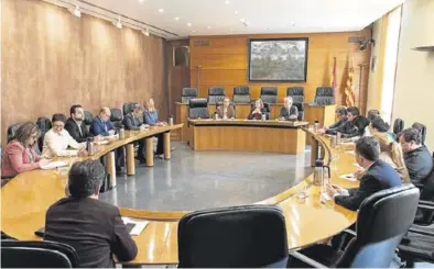  ?? GOBIERNO DE ARAGÓN ?? ▶▶ La consejera, el director de Salud Pública y el gerente del Salud, con los portavoces de los grupos ayer.