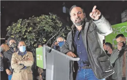  ?? EFE ?? Santiago Abascal, ayer por la tarde en Hospitalet, durante un mitin, ante la mirada de Ignacio Garriga