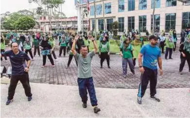  ??  ?? Aktiviti senamrobik ialah acara sukan yang menyihatka­n dan mampu menerapkan warga kampus dengan amalan gaya hidup sihat.