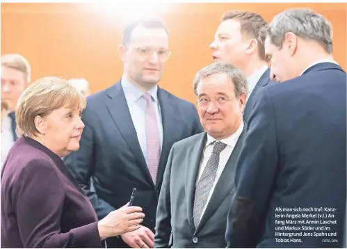  ?? FOTO: DPA ?? Als man sich noch traf: Kanzlerin Angela Merkel (v.l.) Anfang März mit Armin Laschet und Markus Söder und im Hintergrun­d Jens Spahn und Tobias Hans.