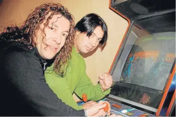  ??  ?? ► Leo Rey, jugando en un arcade, de la que es fanático, al igual que de los flippers.