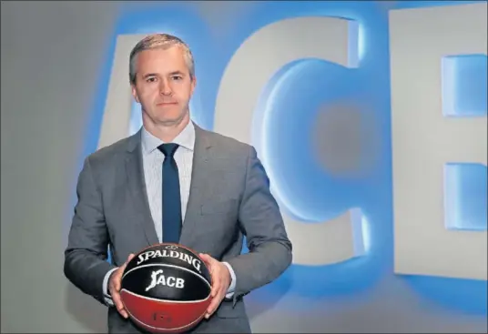  ??  ?? FOTO OFICIAL. José Miguel Calleja posa con las siglas de la ACB y el balón de la Liga tras ser nombrado director general de la Asociación.