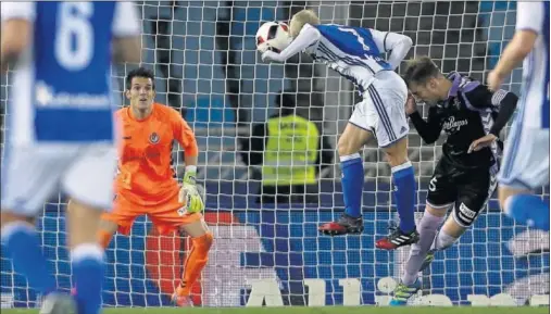  ??  ?? GRAN GOL. Así resolvió Juanmi, teñido de rubio, el tanto que daba la tranquilid­ad al equipo txuri-urdin.