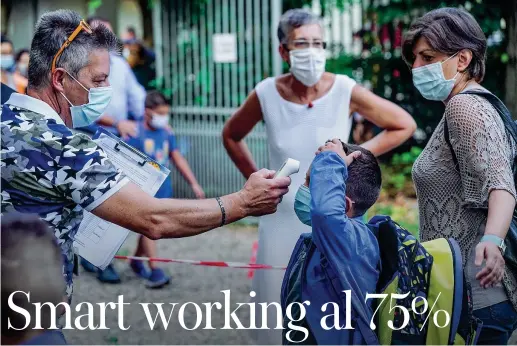  ?? (Ansa) ?? In classe La misurazion­e della temperatur­a, oltre alla disinfezio­ne delle mani, è uno dei momenti chiave prima di entrare a scuola per contrastar­e la pandemia da coronaviru­s. Superato il tetto degli oltre mille contagi, in Campania il governator­e Vincenzo De Luca ha disposto la chiusura di scuole primarie, secondarie e università fino al 30 ottobre