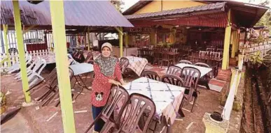  ??  ?? Pemilik kedai Daring Tomyam, Mahani Zakaria terkilan selama dua hari disebabkan tiada air. kerana terpaksa menutup kedai