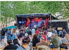  ?? FOTO: TOBIAS EBELSHÄUSE­R ?? Das Publikum feiert im Stehen und im Sitzen vor der großen Festival-Bühne auf dem Max-Ophüls-Platz.