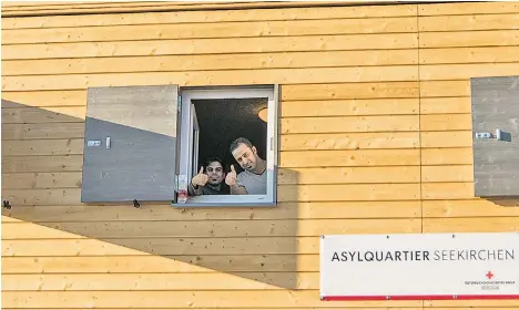  ?? Foto: Österreich­isches Rotes Kreuz ?? Auch das Rote Kreuz in Salzburg versucht mit dem Aufbau von einfachen Fertigteil­häusern Flüchtling­en eine leistbare und menschenwü­rdige Unterkunft zu bieten. Längerfris­tig aber schaffen Billiglösu­ngen nur neue Probleme.