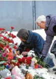  ?? Foto: M. Shmakov, dpa ?? Menschen trauern um die Toten, hoffen für die Vermissten.
