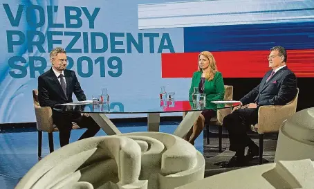  ?? FOTO ČTK ?? Zuzana Čaputová a Maroš Šefčovič při televizní debatě dvou nejsilnějš­ích prezidents­kých kandidátů, kteří postoupili do druhého kola