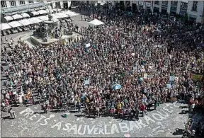  ??  ?? De nombreux Nantais se sont rassemblés samedi après-midi, place Royale.