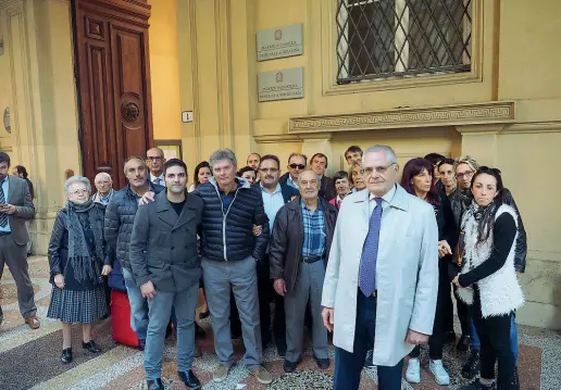  ?? In tribunale ?? Paolo Bolognesi alla testa del gruppo di familiari delle vittime della bomba alla stazione di Bologna, ieri in tribunale per l’udienza Cavallini