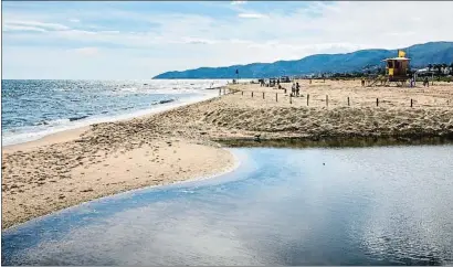  ?? CÉSAR RANGEL ?? Una de les zones on conflueixe­n diferents tipus d’aigües a la platja de Castelldef­els