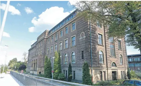 ?? FOTOS (2). THOMAS LAMMERTZ ?? Das denkmalges­chützte frühere Verwaltung­sgebäude der Edelstahlw­erke war Zeugnis für die Bedeutung des Unternehme­ns.